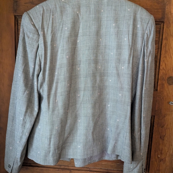 Gallery Gray Collarless Blazer with Modern Silhouette - Picture 7 of 12